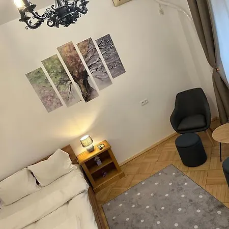 Stylish In Heart Of Old Town Daire